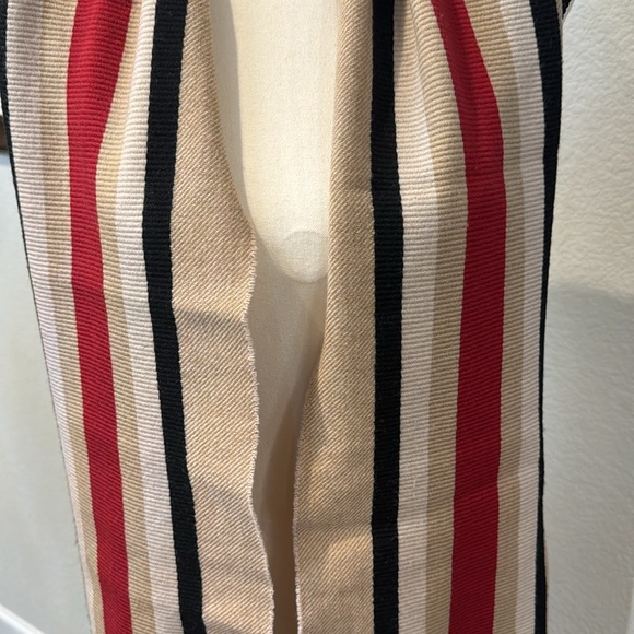 Authentic Burberry Merino wool scarf - Picture 2 of 8